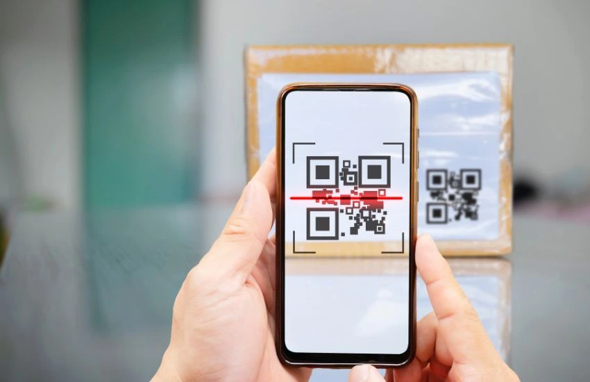 enas anthrwpos scannarei me to kinhto tou qr code